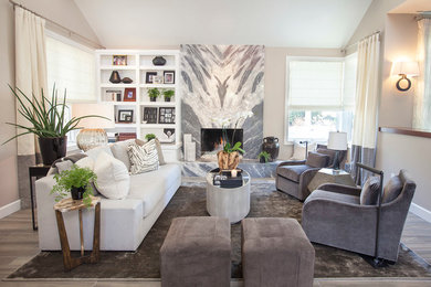 Großes, Offenes Maritimes Wohnzimmer mit grauer Wandfarbe, Kalkstein und Kaminumrandung aus Stein in Orange County