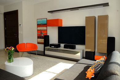 Foto de salón abierto minimalista grande con paredes blancas, suelo de baldosas de porcelana, televisor colgado en la pared y suelo beige