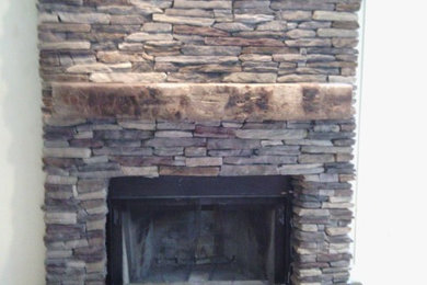 フィラデルフィアにあるラスティックスタイルのおしゃれなリビング (淡色無垢フローリング、標準型暖炉、石材の暖炉まわり) の写真