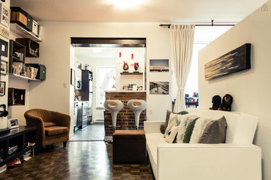 Idee per un piccolo soggiorno design stile loft con angolo bar, pareti bianche, parquet scuro e TV a parete