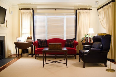 Стильный дизайн: парадная, открытая гостиная комната среднего размера в классическом стиле с белыми стенами, темным паркетным полом, стандартным камином, фасадом камина из камня и телевизором на стене - последний тренд