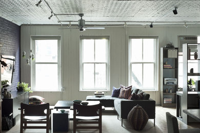 Idee per un grande soggiorno bohémian stile loft con parquet chiaro, TV a parete e pareti bianche