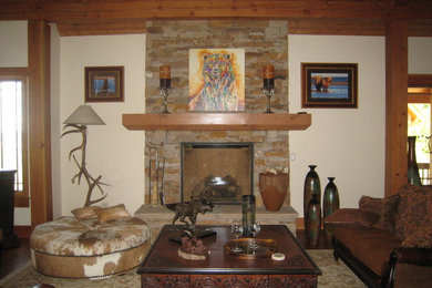 Imagen de salón abierto rústico de tamaño medio con paredes beige, suelo de madera oscura, todas las chimeneas y marco de chimenea de ladrillo