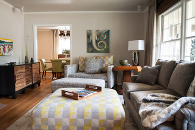 Mittelgroßes, Fernseherloses Klassisches Wohnzimmer ohne Kamin mit beiger Wandfarbe und braunem Holzboden in Atlanta