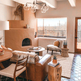 Foto di un grande soggiorno stile americano aperto con sala formale, pareti beige, pavimento con piastrelle in ceramica, camino ad angolo, nessuna TV e pavimento marrone