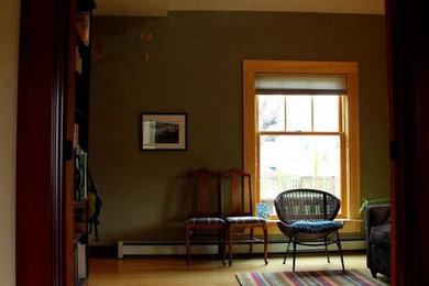 Foto de salón cerrado tradicional con paredes verdes y suelo de madera clara