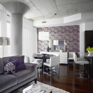 Modernes Wohnzimmer mit lila Wandfarbe in Toronto