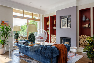 Стильный дизайн: открытая гостиная комната среднего размера в современном стиле с разноцветными стенами, темным паркетным полом, печью-буржуйкой, коричневым полом и обоями на стенах - последний тренд
