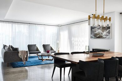 Источник вдохновения для домашнего уюта: большая открытая гостиная комната в современном стиле с белыми стенами, мраморным полом, горизонтальным камином, телевизором на стене и серым полом