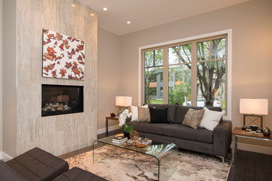 Modelo de salón para visitas cerrado contemporáneo de tamaño medio sin televisor con paredes beige, suelo de madera oscura, todas las chimeneas y marco de chimenea de piedra