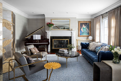 Пример оригинального дизайна: парадная, изолированная гостиная комната среднего размера в классическом стиле с серыми стенами, стандартным камином, фасадом камина из штукатурки, коричневым полом и темным паркетным полом без телевизора