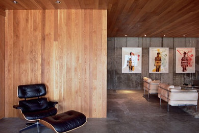 Großes, Repräsentatives, Fernseherloses, Offenes Modernes Wohnzimmer mit weißer Wandfarbe, dunklem Holzboden, Kamin und Kaminumrandung aus Stein in New York