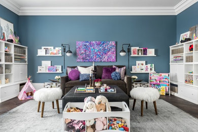 Пример оригинального дизайна: гостиная комната в стиле неоклассика (современная классика) с синими стенами и темным паркетным полом