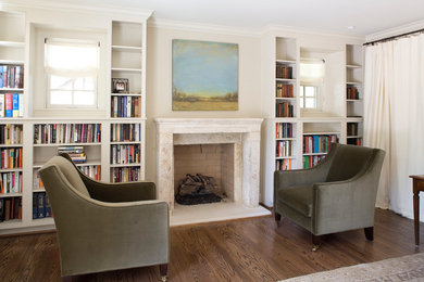 Idée de décoration pour un salon tradition de taille moyenne avec une bibliothèque ou un coin lecture, une cheminée standard et un manteau de cheminée en pierre.