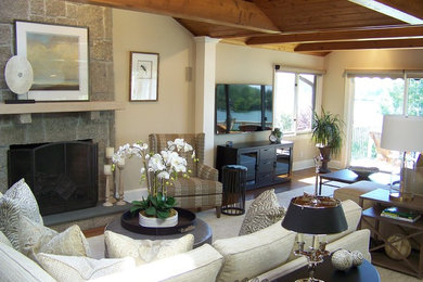 Imagen de salón abierto tradicional renovado grande con paredes beige, todas las chimeneas, marco de chimenea de piedra y suelo marrón