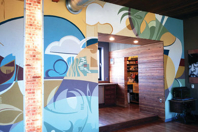 Aménagement d'un grand salon contemporain ouvert avec un mur multicolore et un sol en bois brun.
