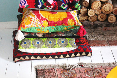 メルボルンにある低価格の中くらいなエクレクティックスタイルのおしゃれなリビング (塗装フローリング、木材の暖炉まわり、ペルシャ絨毯) の写真