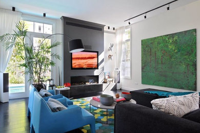 Diseño de salón contemporáneo con paredes blancas, chimenea lineal y televisor colgado en la pared