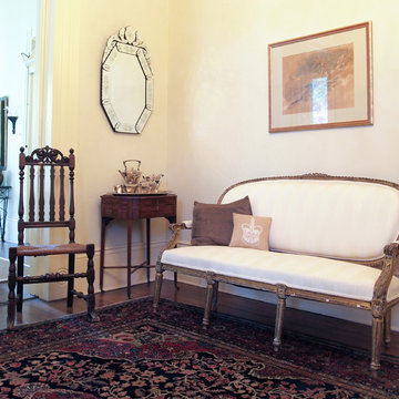 My Houzz: Art and Antiques in a Louisiana Center-Hall Cottage