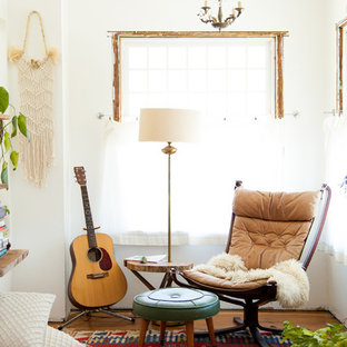 Großes Eklektisches Musikzimmer ohne Kamin mit weißer Wandfarbe und braunem Holzboden in Portland