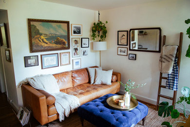 Example of an eclectic living room design in Nashville