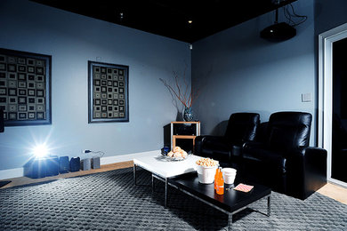 Diseño de salón sin chimenea con paredes azules y suelo de mármol