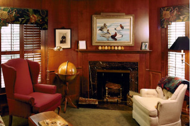 デトロイトにある高級な中くらいなトラディショナルスタイルのおしゃれなリビング (茶色い壁、カーペット敷き、コーナー設置型暖炉、タイルの暖炉まわり) の写真