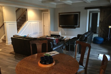 Пример оригинального дизайна: открытая гостиная комната среднего размера в современном стиле с бежевыми стенами, полом из керамогранита и телевизором на стене без камина