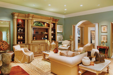 Ejemplo de salón para visitas cerrado clásico de tamaño medio sin chimenea y televisor con paredes verdes, suelo de madera clara y suelo beige