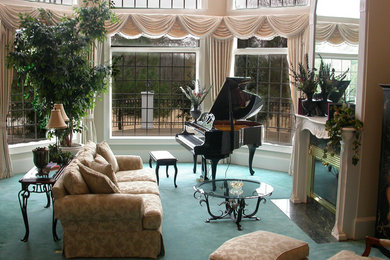 Стильный дизайн: большая парадная, открытая гостиная комната в классическом стиле с розовыми стенами, ковровым покрытием, стандартным камином и фасадом камина из дерева - последний тренд