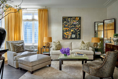 Foto di un soggiorno boho chic di medie dimensioni e chiuso con sala formale, pareti beige, parquet scuro e pavimento marrone