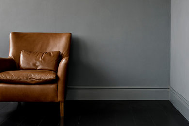 Foto di un soggiorno minimalista con pareti grigie e pavimento in legno verniciato