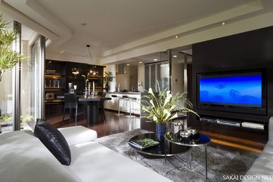 Ejemplo de salón abierto minimalista de tamaño medio con paredes blancas, suelo de madera oscura y televisor colgado en la pared