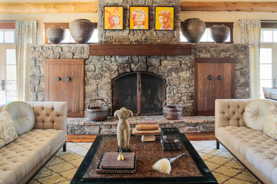 Fernseherloses Klassisches Wohnzimmer mit beiger Wandfarbe, braunem Holzboden, Kamin und Kaminumrandung aus Stein in Denver
