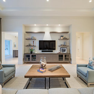 Großes, Offenes Modernes Wohnzimmer mit weißer Wandfarbe, Porzellan-Bodenfliesen und Wand-TV in Miami