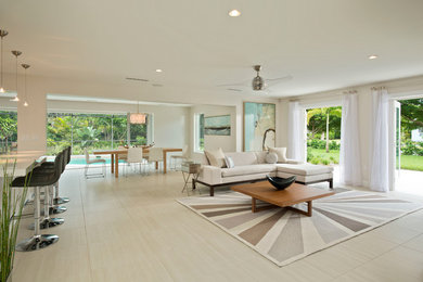 マイアミにある高級な中くらいなコンテンポラリースタイルのおしゃれなリビング (白い壁、磁器タイルの床、壁掛け型テレビ) の写真