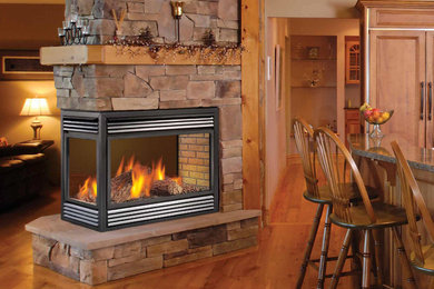 グランドラピッズにある中くらいなトランジショナルスタイルのおしゃれなリビング (白い壁、無垢フローリング、両方向型暖炉、石材の暖炉まわり、テレビなし、茶色い床) の写真