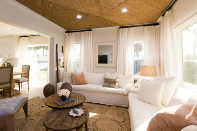Modelo de salón para visitas abierto costero de tamaño medio sin chimenea y televisor con paredes blancas, moqueta y suelo marrón