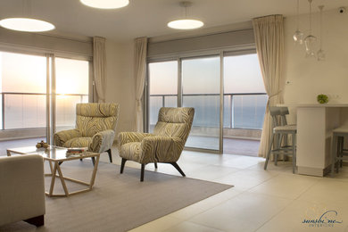 Example of a beach style living room design in Tel Aviv