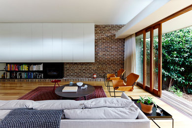 Ejemplo de salón abierto moderno de tamaño medio con suelo de madera clara y todas las chimeneas
