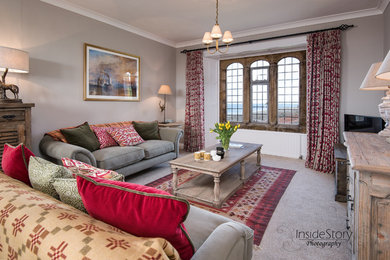На фото: изолированная гостиная комната среднего размера в классическом стиле с серыми стенами, ковровым покрытием и отдельно стоящим телевизором