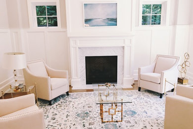 Источник вдохновения для домашнего уюта: парадная гостиная комната в классическом стиле с белыми стенами, стандартным камином и фасадом камина из дерева