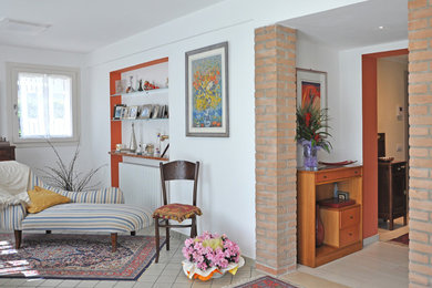 Esempio di un soggiorno mediterraneo di medie dimensioni con pareti beige e pavimento con piastrelle in ceramica
