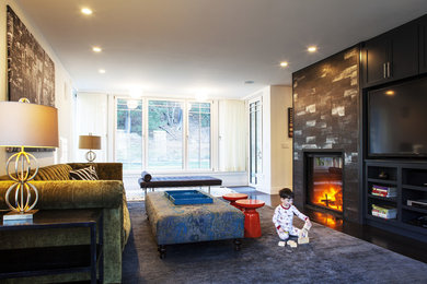 Mittelgroßes, Offenes Modernes Wohnzimmer mit weißer Wandfarbe, dunklem Holzboden, Kamin, Kaminumrandung aus Stein und TV-Wand in Boston