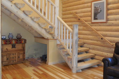 ボイシにあるラグジュアリーな中くらいなトラディショナルスタイルのおしゃれな階段の写真