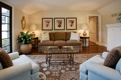 Aménagement d'un salon classique de taille moyenne avec un mur beige, parquet foncé et un sol marron.