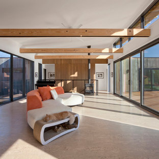 Inspiration pour un salon asiatique de taille moyenne et ouvert avec une salle de musique, un mur blanc, un sol en liège, un poêle à bois, un manteau de cheminée en métal, aucun téléviseur et un sol beige.