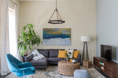 Imagen de salón abierto retro pequeño con paredes beige y televisor independiente