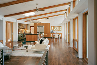 Geräumiges Modernes Wohnzimmer im Loft-Stil, ohne Kamin mit weißer Wandfarbe, dunklem Holzboden, Multimediawand, braunem Boden, freigelegten Dachbalken und Holzwänden in San Francisco