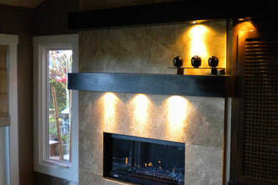 サンフランシスコにある中くらいなコンテンポラリースタイルのおしゃれなリビング (茶色い壁、無垢フローリング、標準型暖炉、タイルの暖炉まわり、茶色い床) の写真